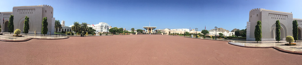 Oman // Muscat - Het  koninklijke paleis en de bijgebouwen