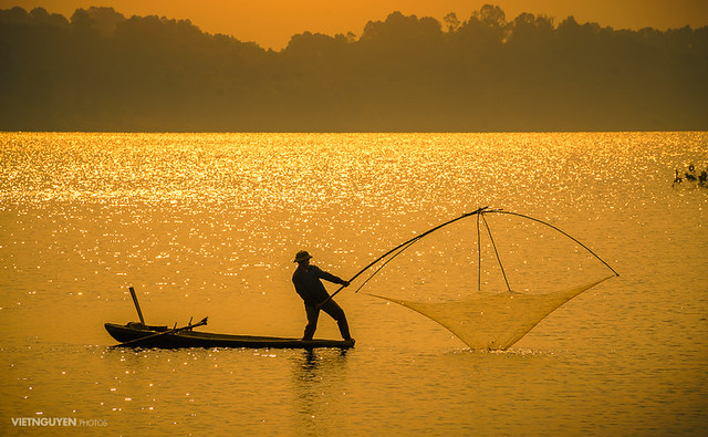 Fishermen catch fish in the lake