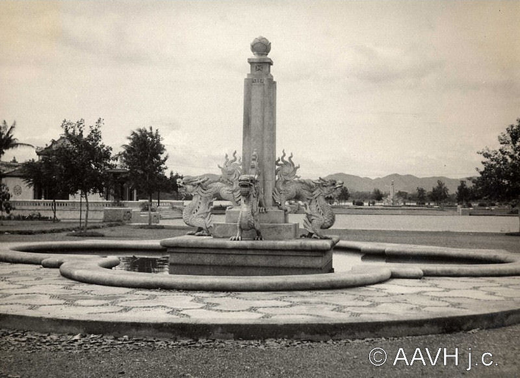 AP1678-Desmarets - Hué, 1936 – Parc de la rive gauche – Fontaine des dragons