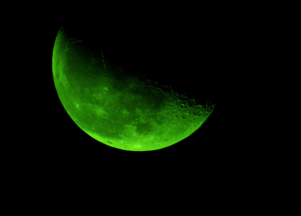 Есть зеленая луна. Зеленая Луна. Зеленый полумесяц. Зелёная Луна явление. Салатовая Луна.