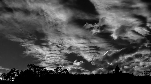Quand le ciel bas et lourd pèse comme un couvercle. | Flickr