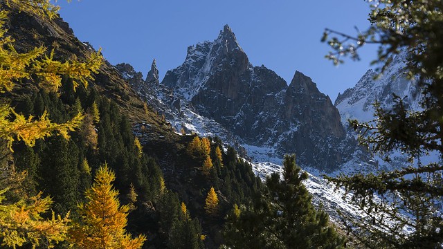 Aiguilles de la République et des Grands Charmoz une belle journée d'automne à Chamonix....