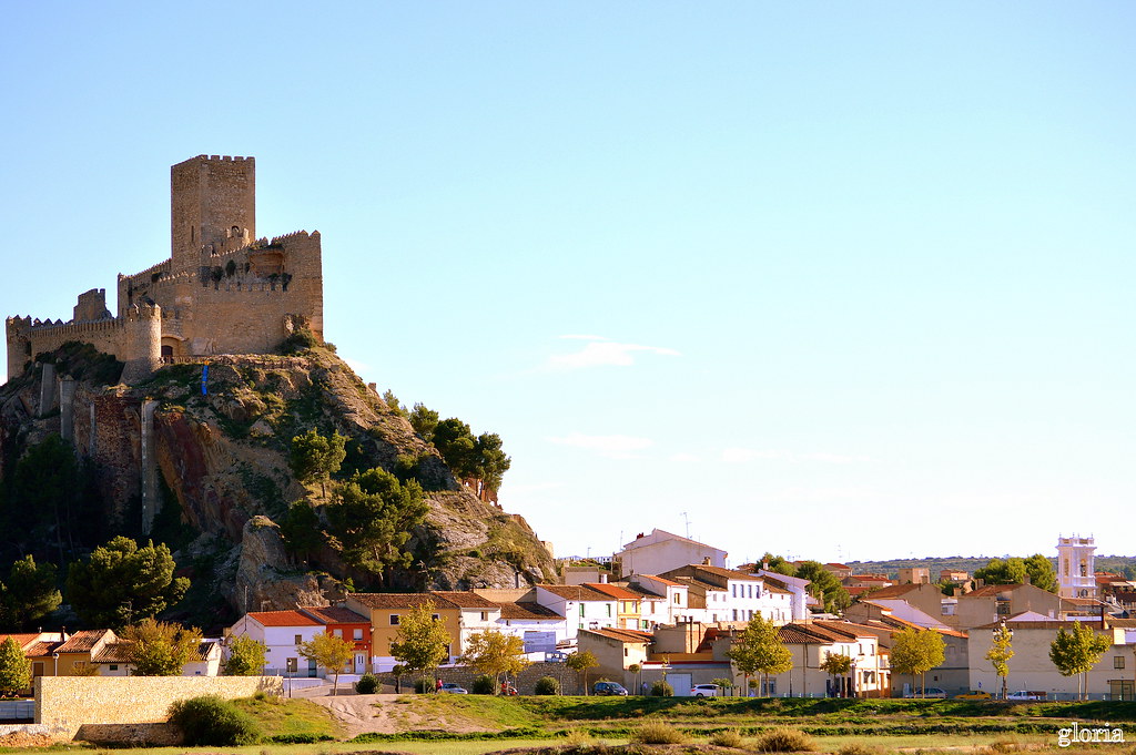 Castillo de Almansa- Mirar en grande vale la pena.