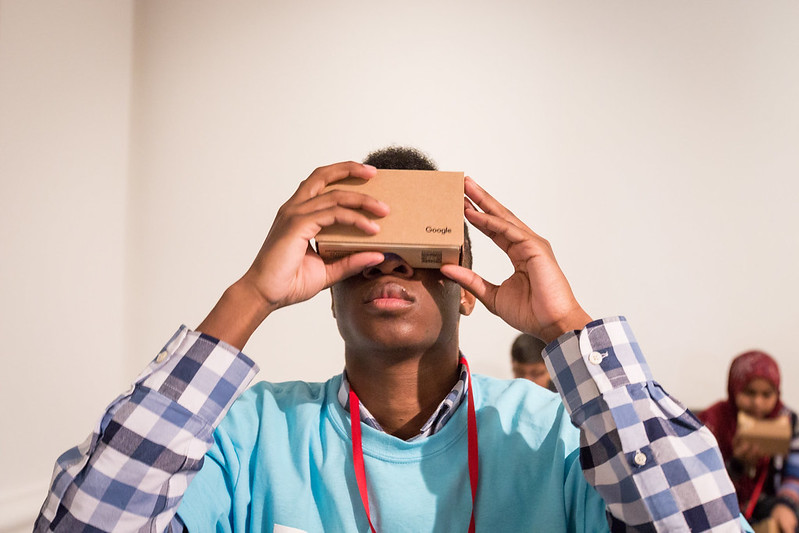 Hombre usando gafas de realidad virtual Google Cardboard