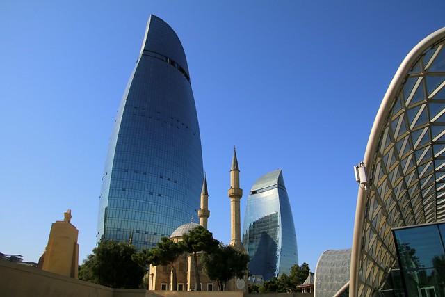 Happy Friday ! / Şəhidlər Xiyabanı Məscidi (Mosque of the Martyrs) and the Flame towers, Baku, Azerbaijan