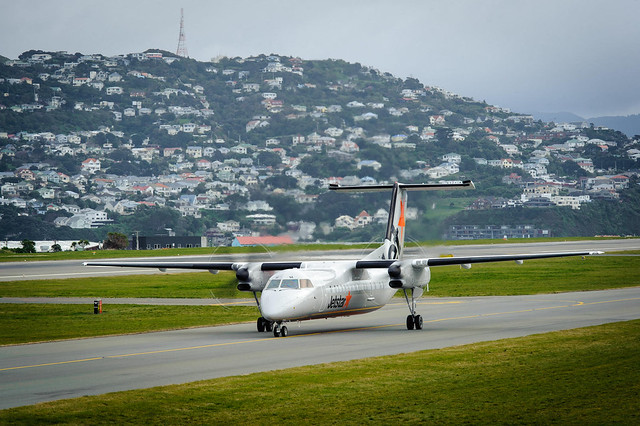 Jetstar Q300 landing at Wellington Airport