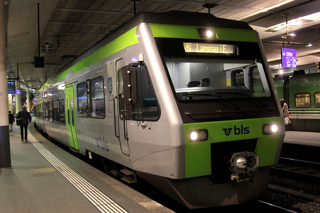 BLS Lötschbergbahn NINA RABe 525 007 - 1 mit Taufname Gäbelbach und seit 2016 Huttwil ( Hersteller VeveyTechnologies - Inbetriebnahme 1.9.9.9 - Refit 2.0.1.6 - dreiteilig ) am Bahnhof Bern im Kanton Bern der Schweiz
