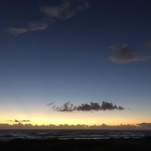 The planet Venus in the morning twilight over the Atlantic Ocean, Cocoa Beach, FL, USA | by Raam Dev