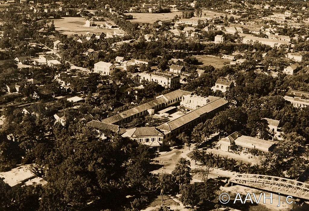 AP1837-Morin-Husson - Hué, 1947 – Vue aérienne du centre ville – Hôtel Morin et pont Clemenceau