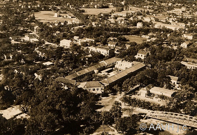AP1837-Morin-Husson - Hué, 1947 – Vue aérienne du centre ville – Hôtel Morin et pont Clemenceau