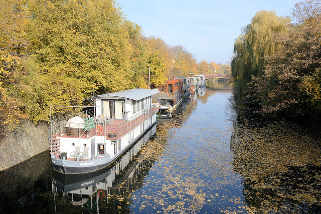 7390 Hausboote am Eilbekkanal - Herbstbäume am Kanalufer; Bilder aus den Hamburger Stadtteilen.