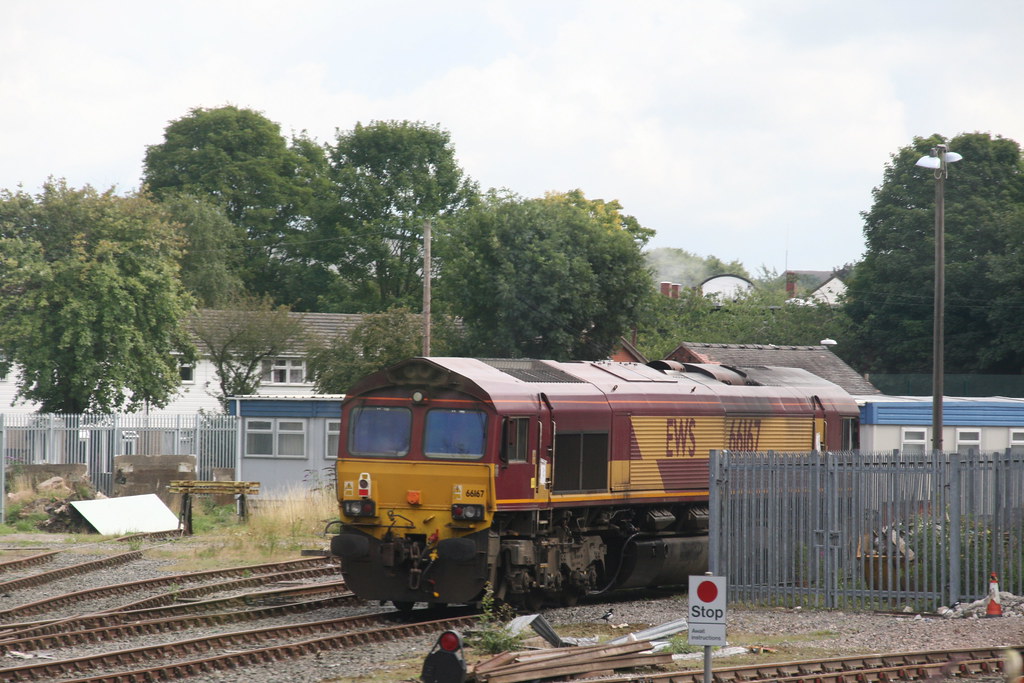 66167 LONGPORT 20150902 IN ELECTRO MOTIVE YARD viewed from passing on 153381