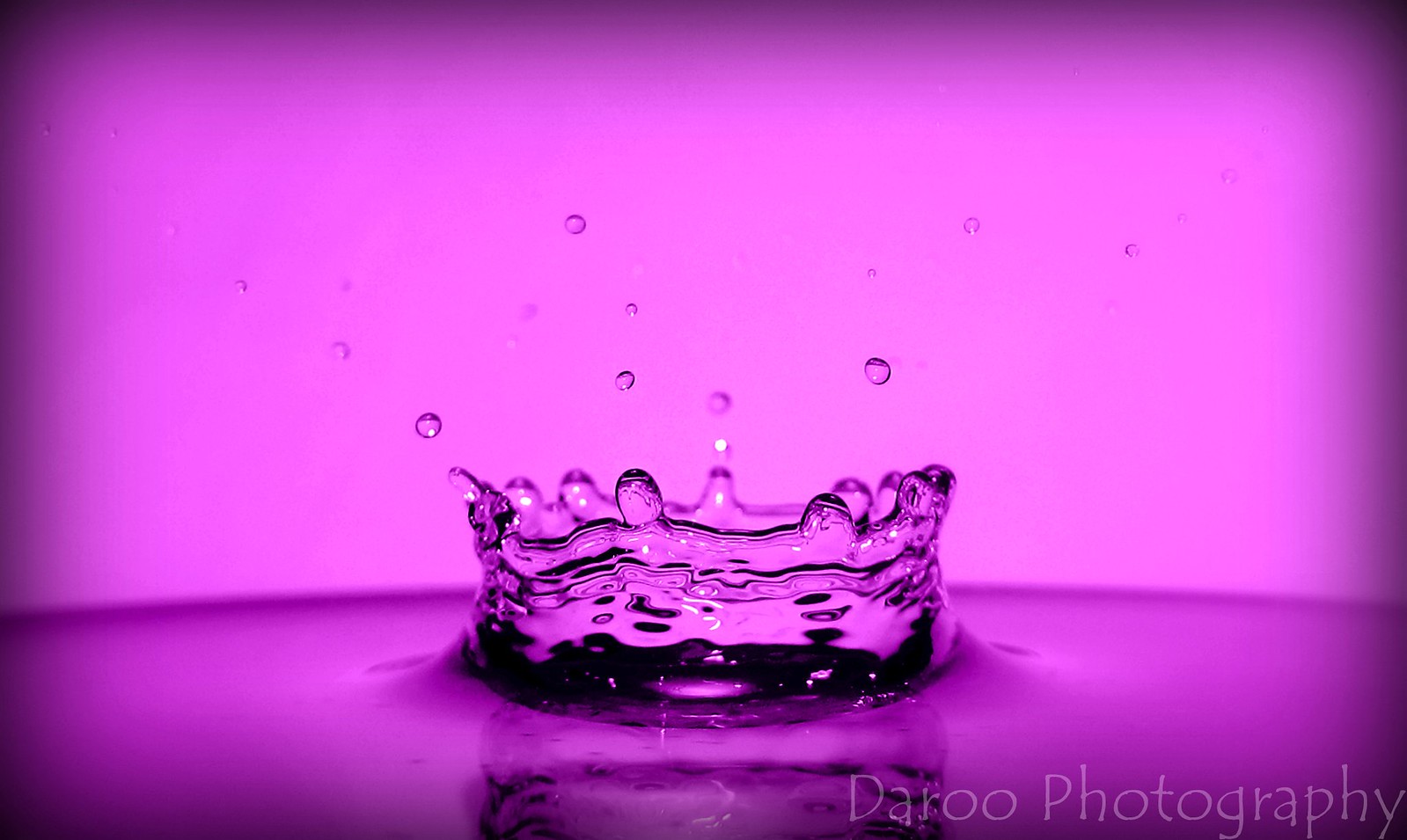 Фиолетовая вода почему. Фиолетовая вода. Фиолетовая жидкость. Стакан воды на фиолетовом фоне. Фиолетово розовая жидкость.