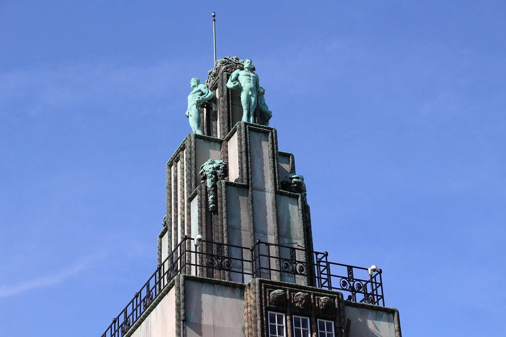 Bruxelles - Palais Stoclet : Photo agrandie du sommet de la tour. Les détails de la statue verte peuvent être vus sur le dessus.