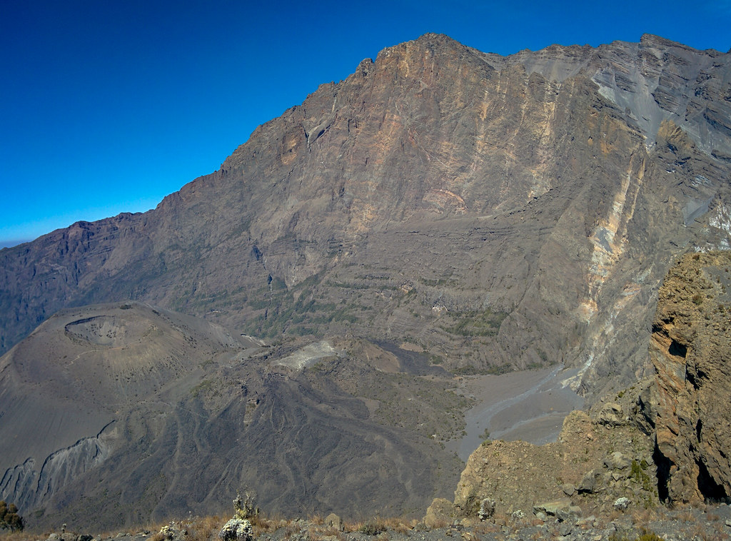 Blick zum Gipfel und auf den Krater - 3. Tag Mount Meru Tour, 2016