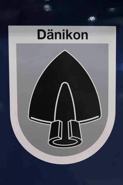Gemeindewappen - Wappen der Gemeinde Dänikon an der SBB Lokomotive Re 450 114 - 4 mit Taufname Dänikon mit ZVV - Zürcher S-Bahn Doppelstockzug