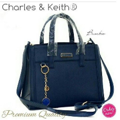Charles & keith bamboo  Color : navy Harga : 225.000 Size : 27 x 22 x 10 Material : kulit sintetis saffiano premium Inner : suede Keterangan : ada tali panjang yang bisa dilepas pasang  Harga belum termasuk ongkir  ▶setiap pembelian 2pcs tas akan dikenaka | by mli.fatimah