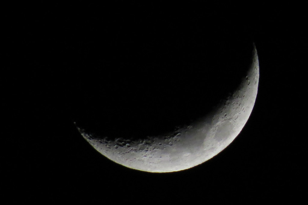 Waxing Crescent slice of moon Christmas evening 2014 20141225-195313 C4