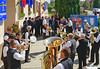 Ständchen der Blaskapelle vor dem Gemeindehaus. Im Hintergrund als Ehrengäste die Feuerwehrleute aus Kraichgau, sie haben auch Feuerwehrausrüstungen mitgebracht. Foto: Cornel Gruber