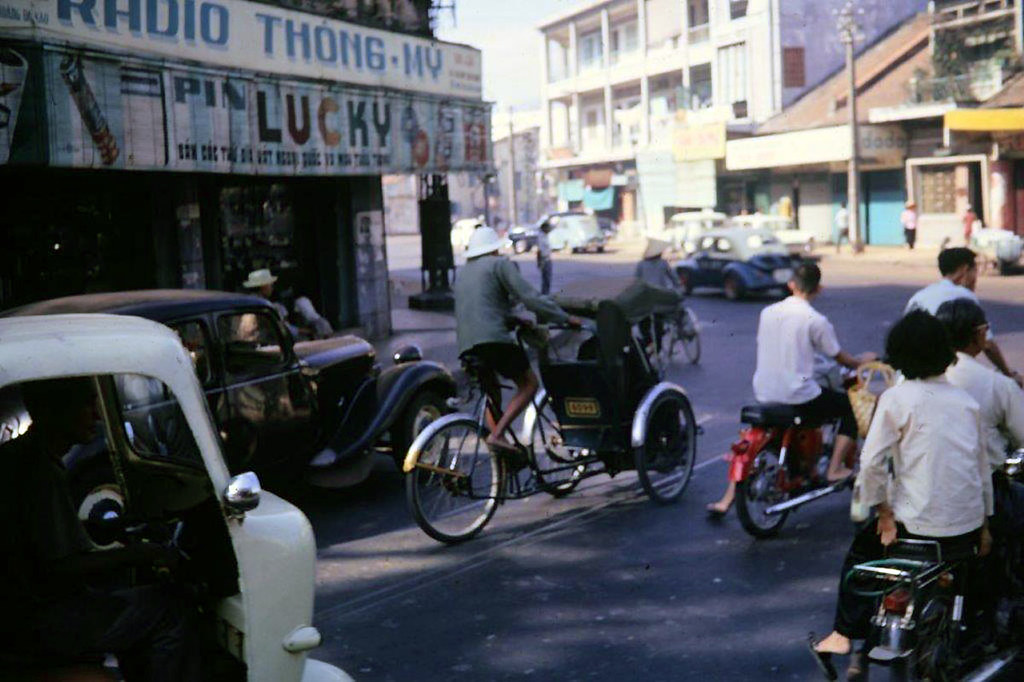 SAIGON 1967-68 - Photo by ARCHIE GORDON - Góc ngã tư Phan Thanh Giản-Đinh Tiên Hoàng Dakao