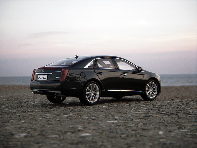 2013 Cadillac XTS Platinum 1:18 Diecast by Gaincorp / Kyosho