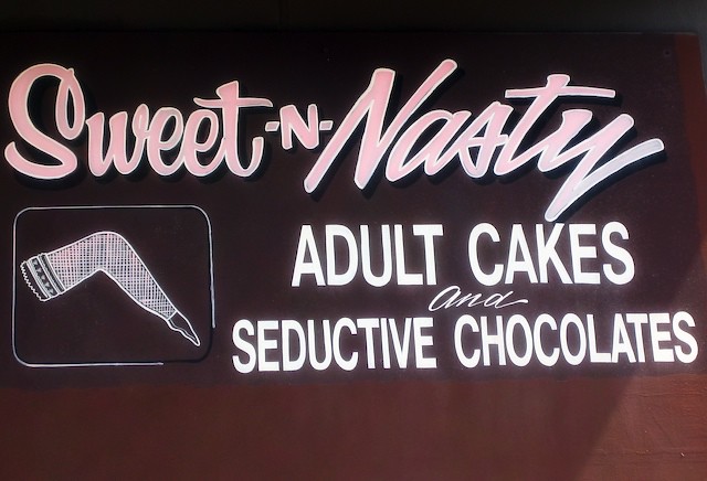 Oooh ~~ erotic cakes!