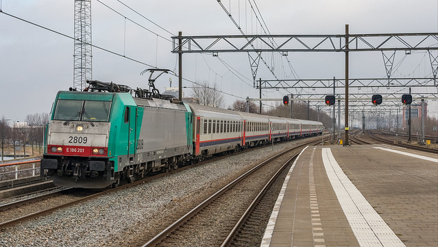 Hoofddorp NMBS 2809 als IC 9236 naar Brussel-Zuid/Midi