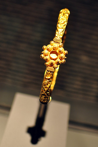 35mm gold nikon jewellery bracelet syria doha qatar 11thcentury primelens museumofislamicart d3000 flickrstruereflection1