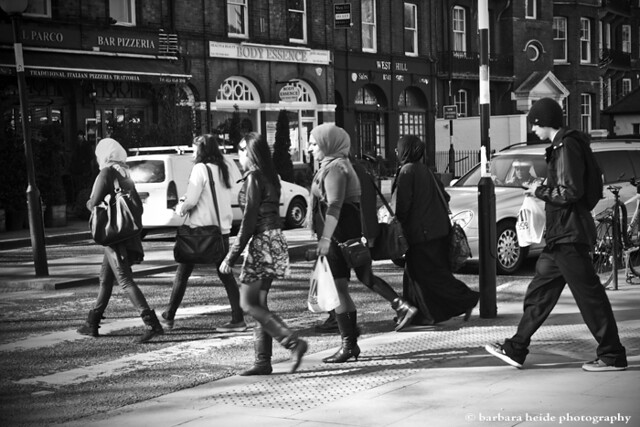 Londonerscrossing the street