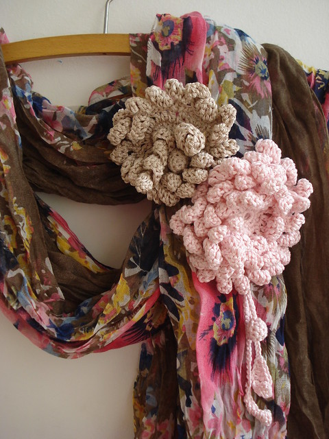 Japanese crochet: Flower brooches