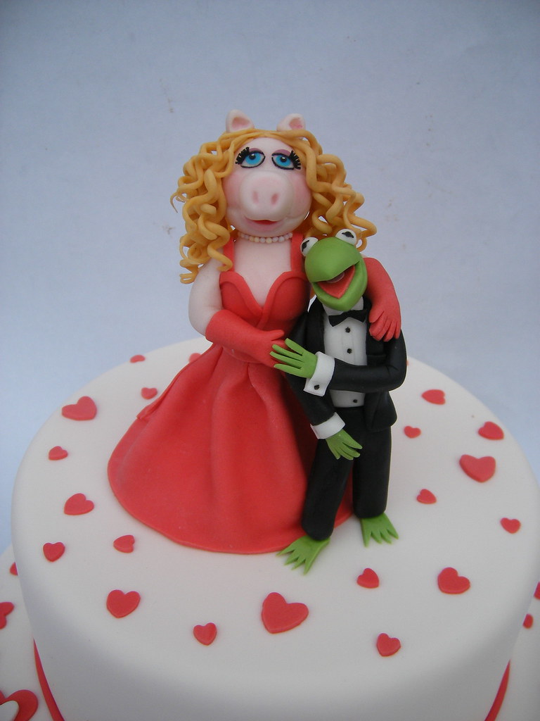 Miss Piggy and Kermit the frog
