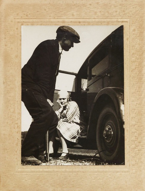 1929. А.К. Афанасьев и Л.Ю. Брик около автомобиля «Рено»