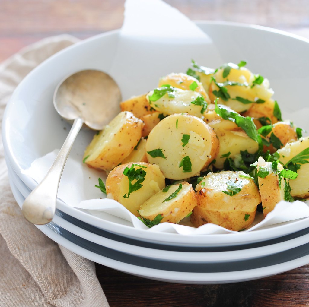 Картофель с сельдереем. Блюда с картофелем. Закуски из картофеля на скорую. Спринг картофель. Жареный картофель с яблоками.