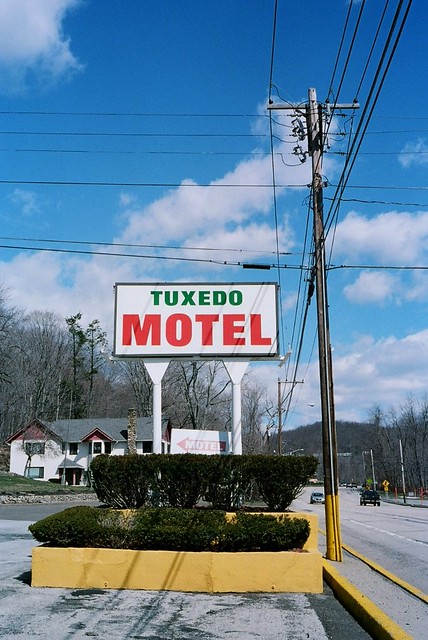 Tuxedo Motel, Route 17 NY / Minolta Hi-Matic E