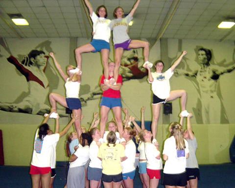 JMU all-girl cheerleading pyramid