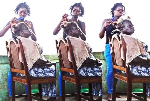 ghana accra jamestown woman africanwomen blackwoman haidressing gηανα solo travel bilwander africa westafrica african west