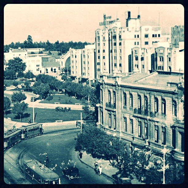 tranvias de la Plaza Italia en la esquina del Edificio Nieto. debe ser 1940