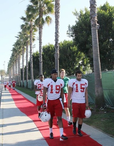 Red-carpet treatment for #Badgers at first #RoseBowlUW practice. (@BadgerFootball pic/gallery: http://t.co/HiUfRxG1) http://t.co/X8NkEgUr