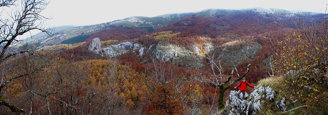 02650 051a054 Aizkorri. Cerca de la cima del Arriona con el bosque de hayas de Urkilla en otoño. Gazteluaitz a la izquierda