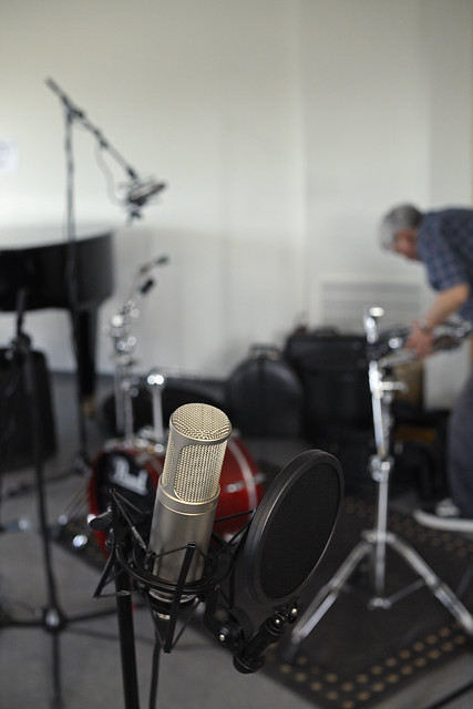 Setting up for recording. The Røde K2 ready for capturing the tenor sax.