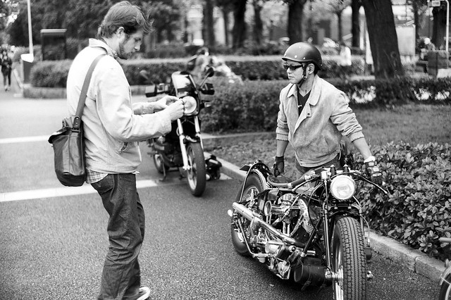 John and the Harley man - Nikkor-N 5cm 1:1.1
