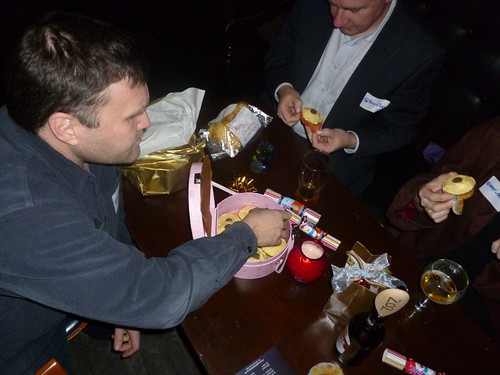 @sionsimon shares his cupcakes