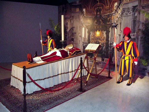 pope vatican death ceremony burial ritual custom johnpaul swissguard vestments papal pontiff nationalmuseumoffuneralhistory americanfuneralservicemuseum nmfh