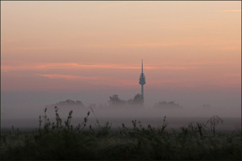 IMG_4457 by pappleany, Fernmeldeturm-Nürnberg vom Angegebenen Standpunkt aus gesehen.fog sunrise landscape nebel outdoor la