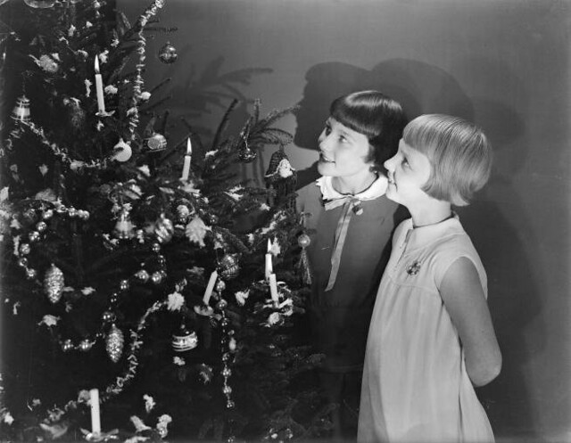 Meisjes bij een kerstboom / Girls looking at a Christmas tree