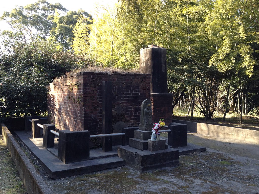 星塚敬愛園 初代火葬場 昭和10年から24年まで使用された 年頃は戦禍のため遺体が多く野焼きや庭焼きも行われた Nekotanu Flickr