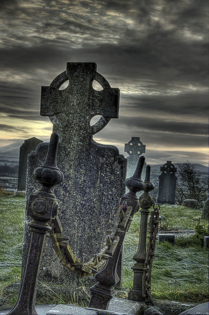 old kilcullen headstone and chain