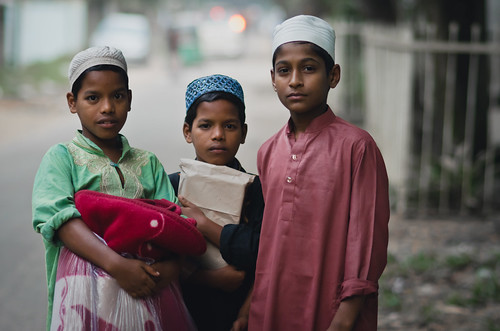 nikon d7000 atamohammadadnan bangladeshiphotographer portrait religion islam muslim kids children madrasa religious hillview chittagong bangladesh threefriends 85mm nikon85mmf18d hometown