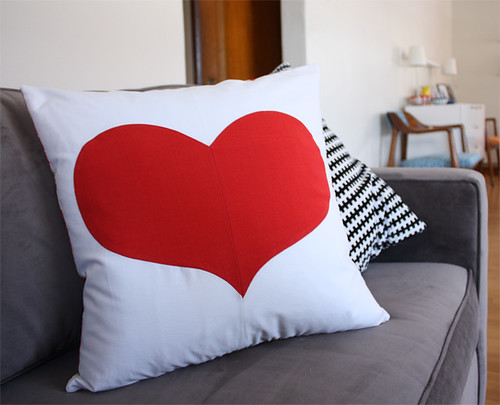 На кровати одна подушка сердце. Подушка в виде сердца. Сшить подушку в виде сердца. Подушка сердце из Икеи.
