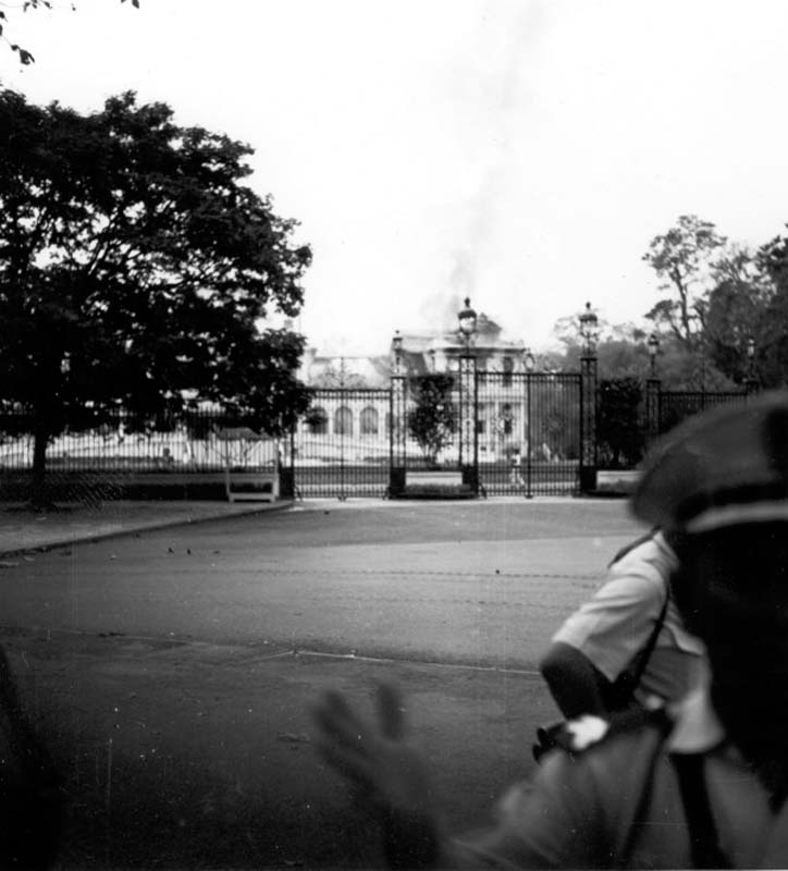 Dinh Độc Lập bị ném bom ngày 7/2/1962 - Photo by Lee Baker